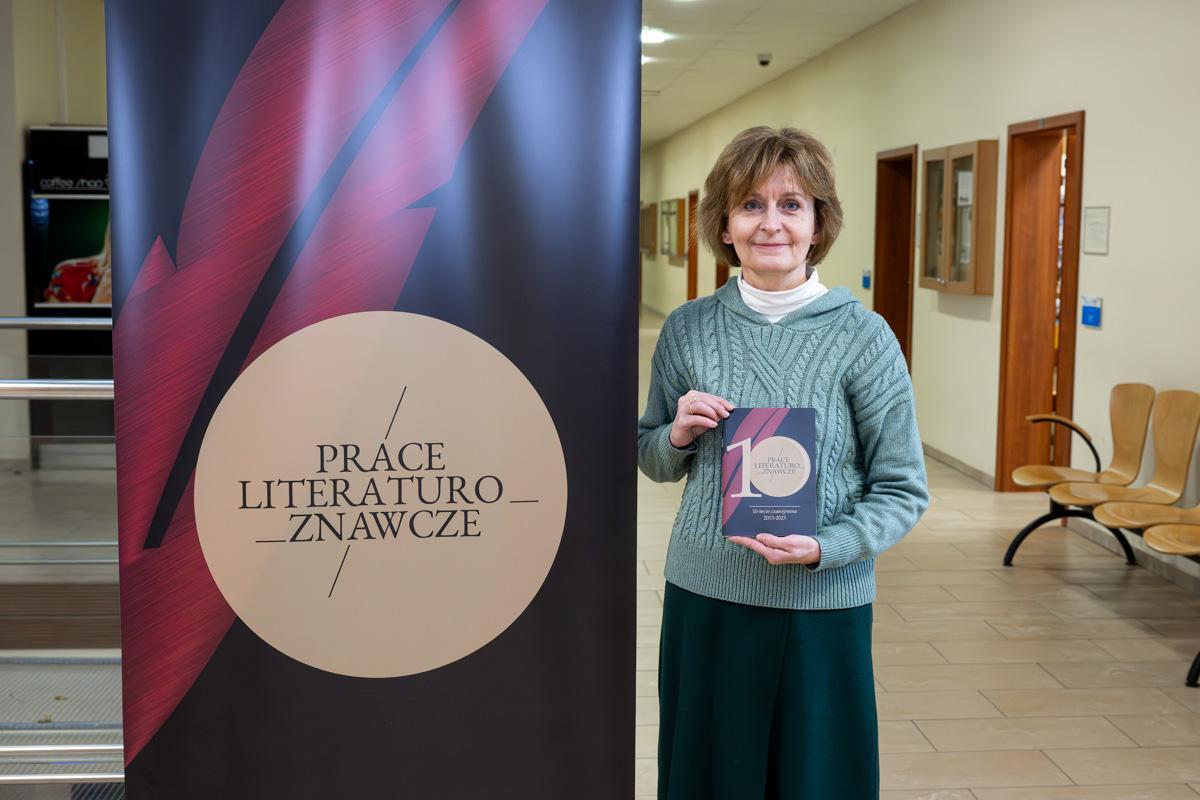 prof. Joanna Chłosta-Zielonka pozuje z czasopismem "Prace Literaturoznawcze", którego jest redaktorką naczelną