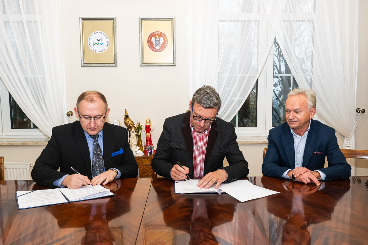 Podpisanie umowy o współpracy: Janusz Ciepliński, Jerzy Przyborowski, Benedykt Błoński