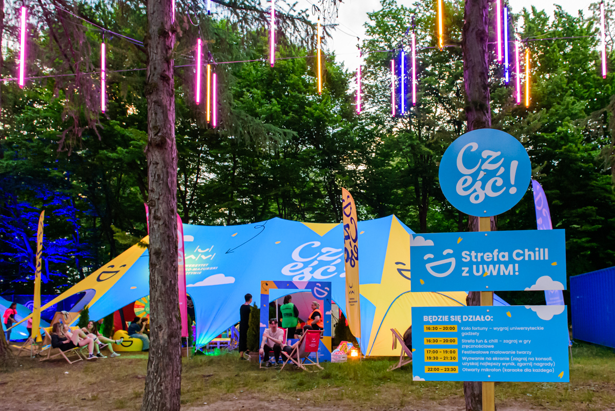 Strefa UWM na Kortowiadzie 2024 - niebieski namiot oznaczony logo uniwersytetu