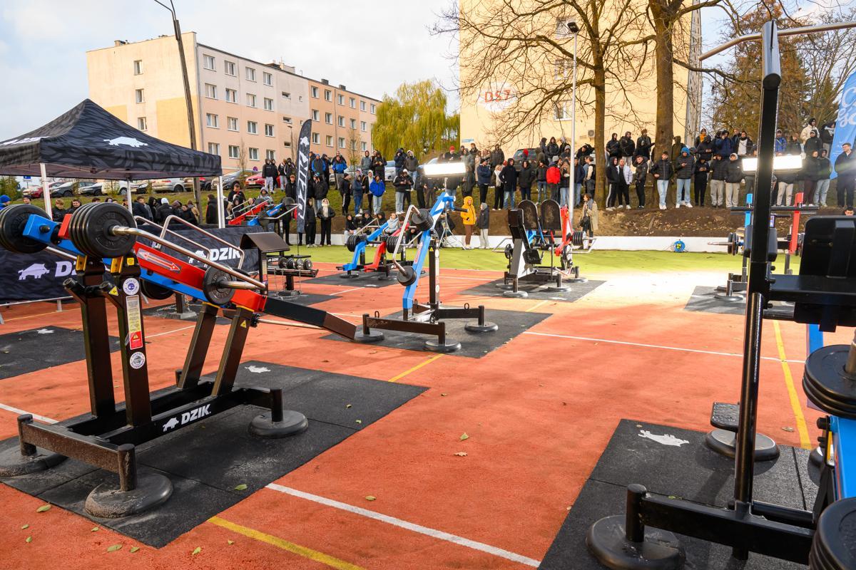 Otwarcie siłowni na świeżym powietrzu, na pierwszym planie nowe urządzenia, w oddali studenci i pracownicy UWM oraz mieszkańcy Olsztyna