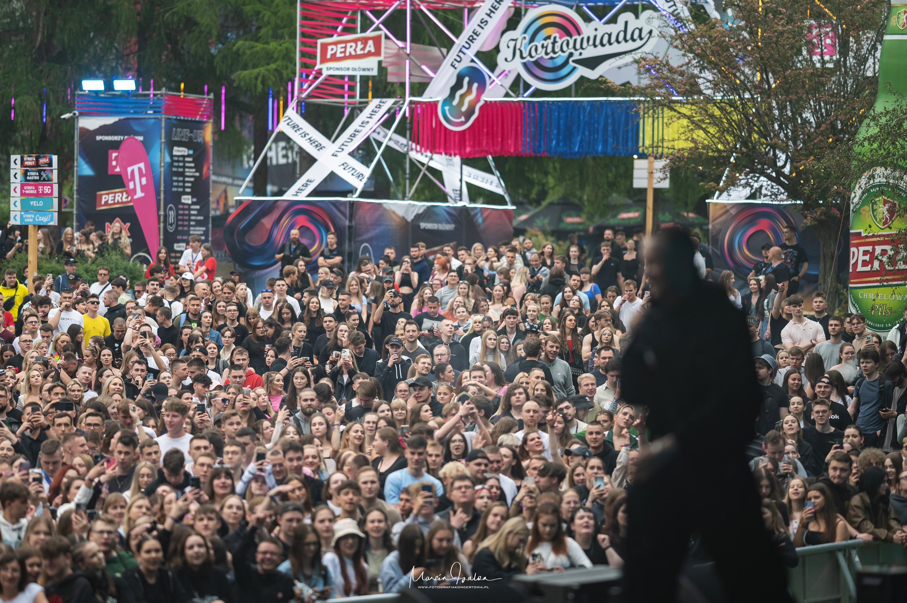 Kortowiada 2024, tłum uczestników bawi się podczas koncertu 
