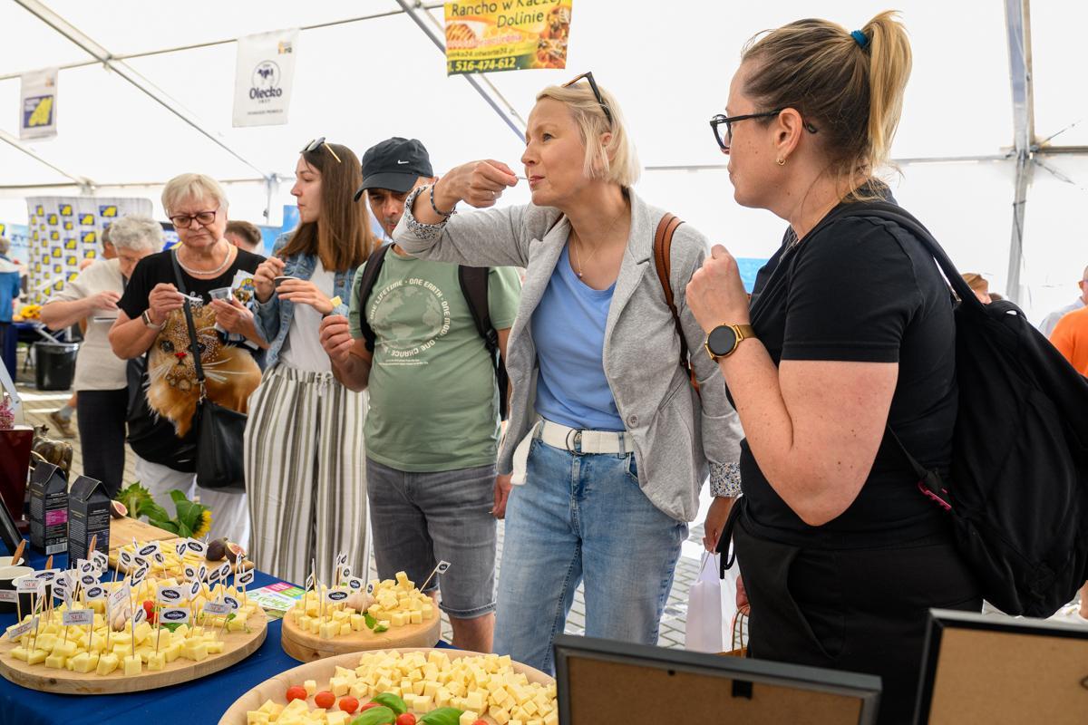 Zdjęcie przedstawia kilka osób degustujących sery