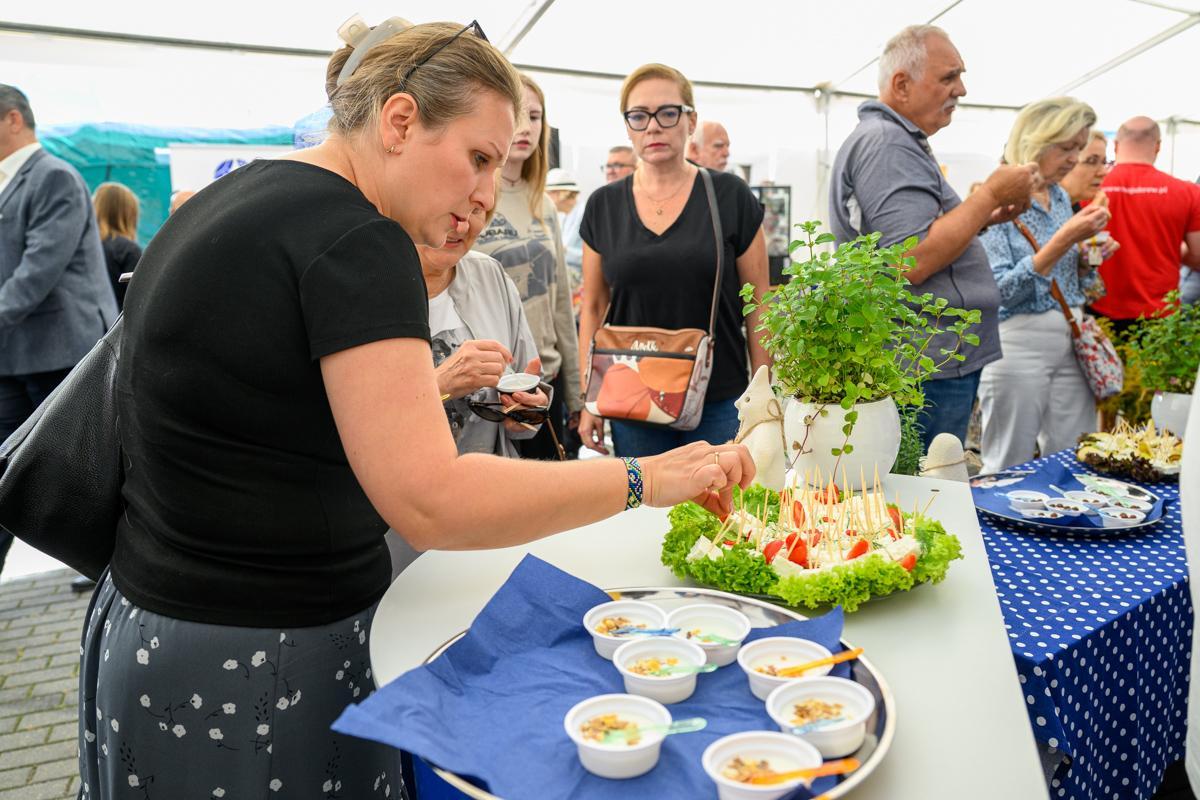 Zdjęcie przedstawia kobietę degustującą sery