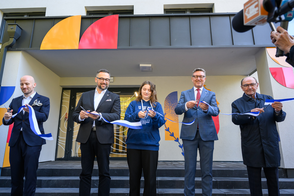 Przecięcie wstęgi przed domem studenckim nr 10. Wstęgę przecinają: Bogusław Stec, Marcin Kulasek, Iwona Pająk, Jerzy Przyborowski, Krzysztof Krawczyk