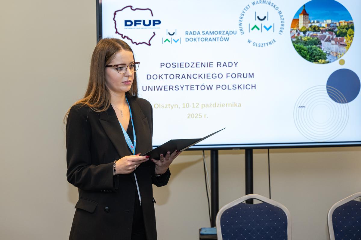 Aleksandra Cichowska-Likszo wita uczestników posiedzenia Rady Doktoranckiego Forum Uniwersytetów Polskich