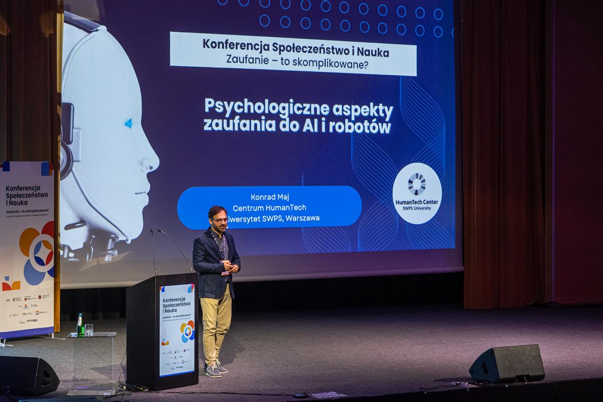 Konrad Maj podczas konferencji SPIN