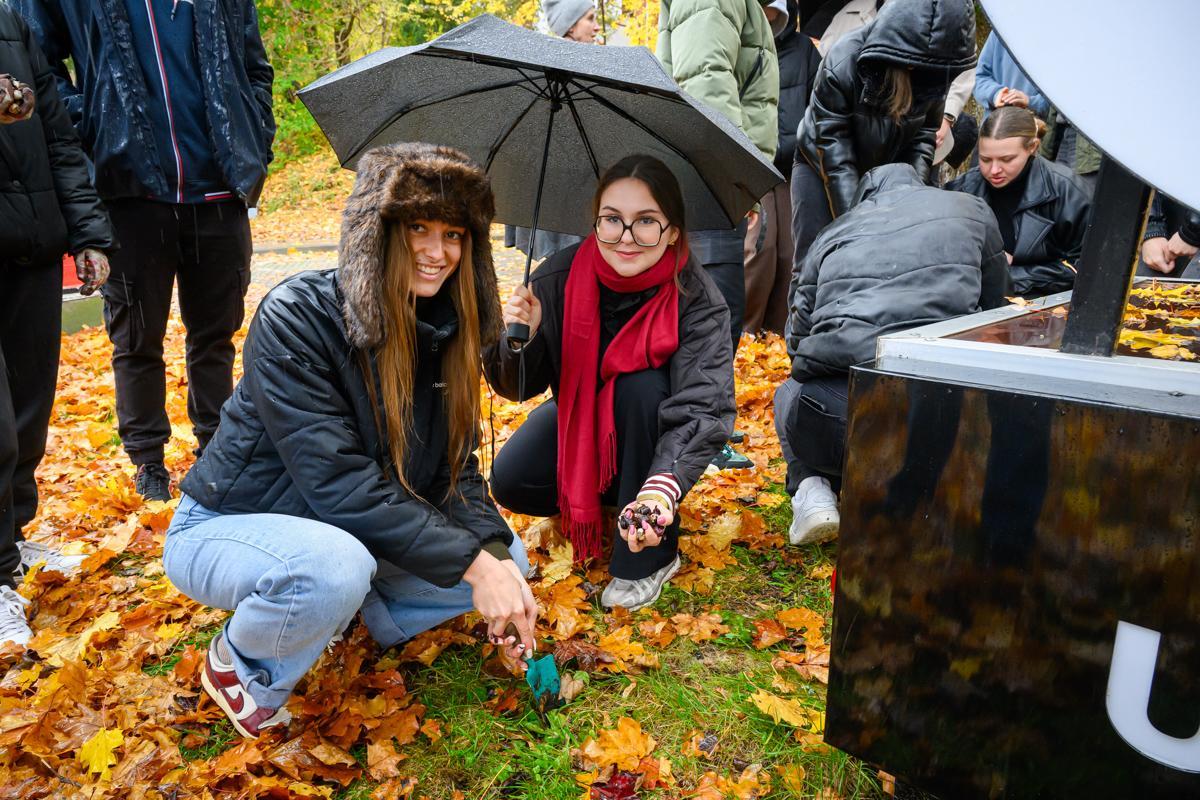 studentki podczas sadzenia cebulek 
