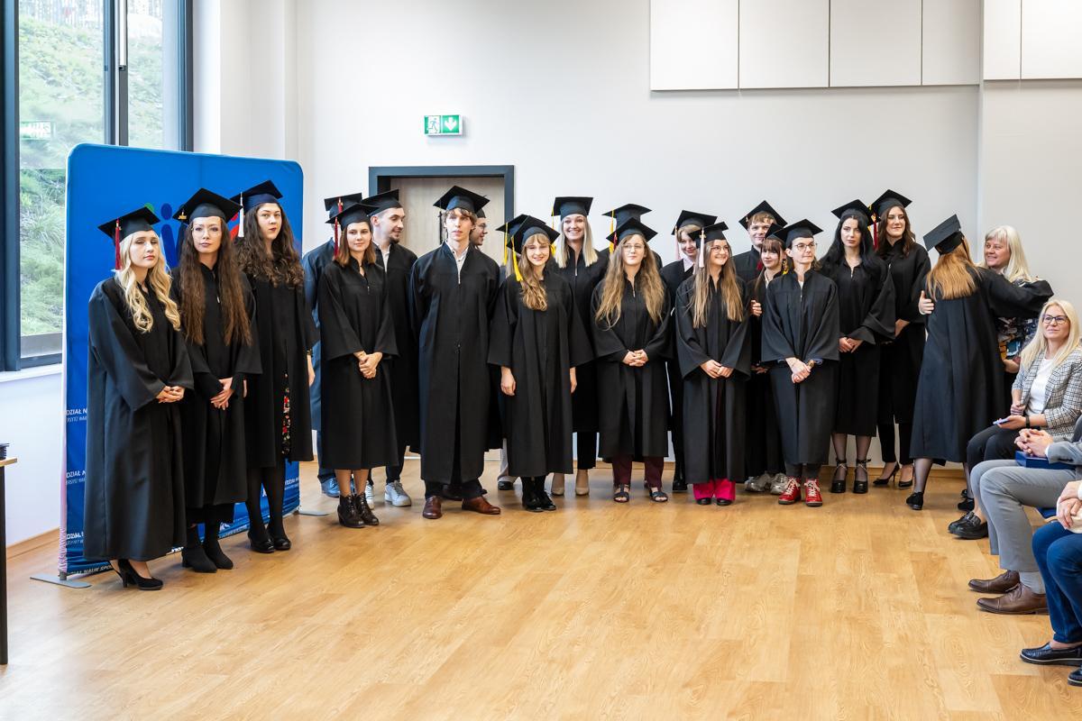 Reprezentacja absolwentów psychologii stoi na dyplomatorium