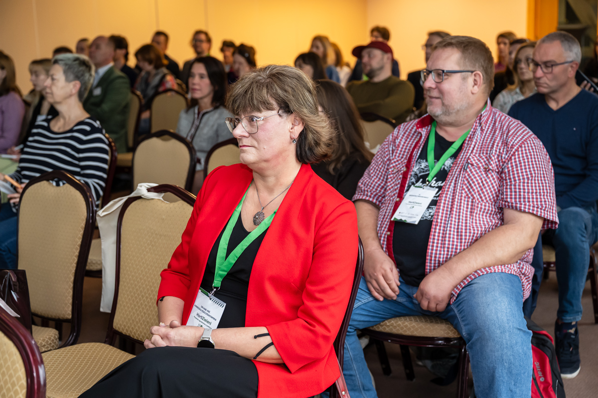 Na pierwszym planie prof. Agnieszka Pszczółkowska, z tyłu za nią dr Grzegorz Fiedorowicz