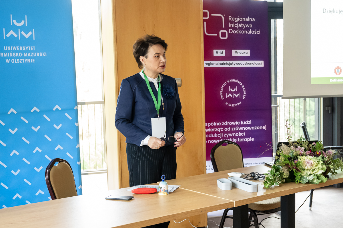 Prof. Anna Bieniek opowiadająca o badaniach naukowych prowadzonych w jej katedrze