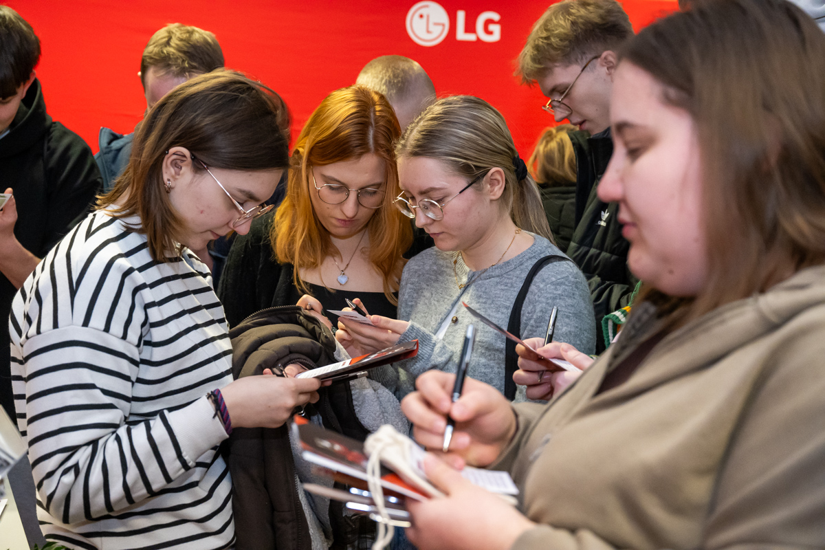 grupa studentów robiąca notatki