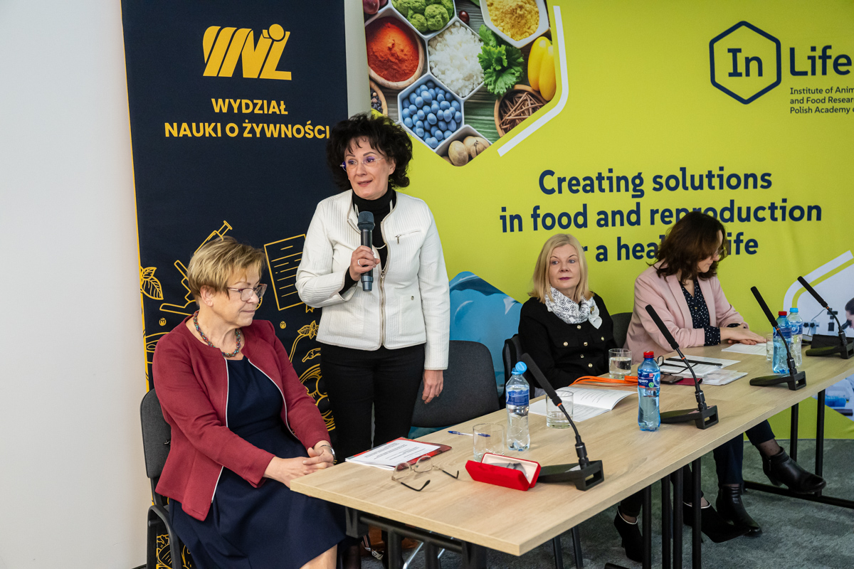 osoby z komitetu organizacyjnego witają gości