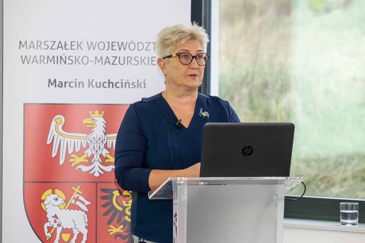 Prof. Katarzyna Majewska stoi i wygłasza wykład