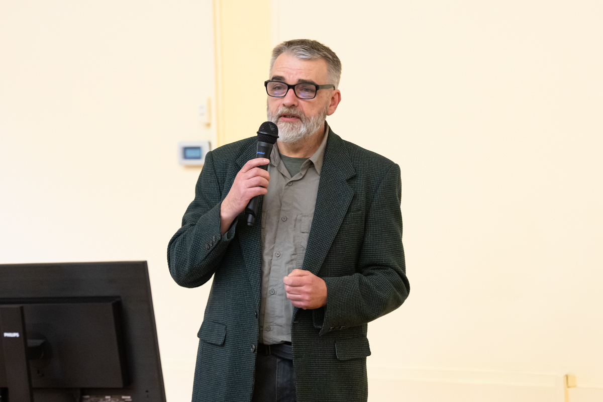 dr Wojciech Śmietana wygłasza wykład