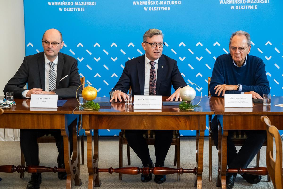 delegacja z Offenburga i rektor UWM biorą udział w spotkaniu Most Bożonarodzeniowy