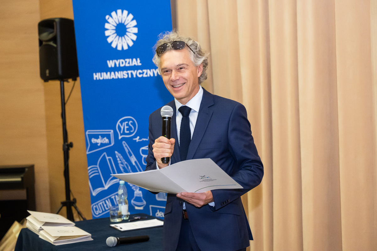 Prof. Mariusz Rutkowski, dziekan Wydziału Humanistycznego przemawia w auli teatralnej