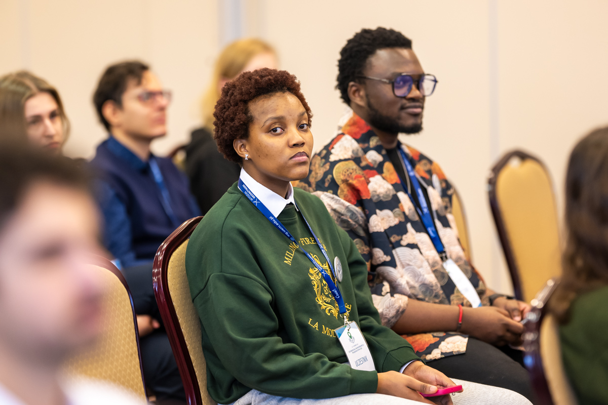 studenci zagraniczni z Erasmusa siedzą i słuchają wystąpień