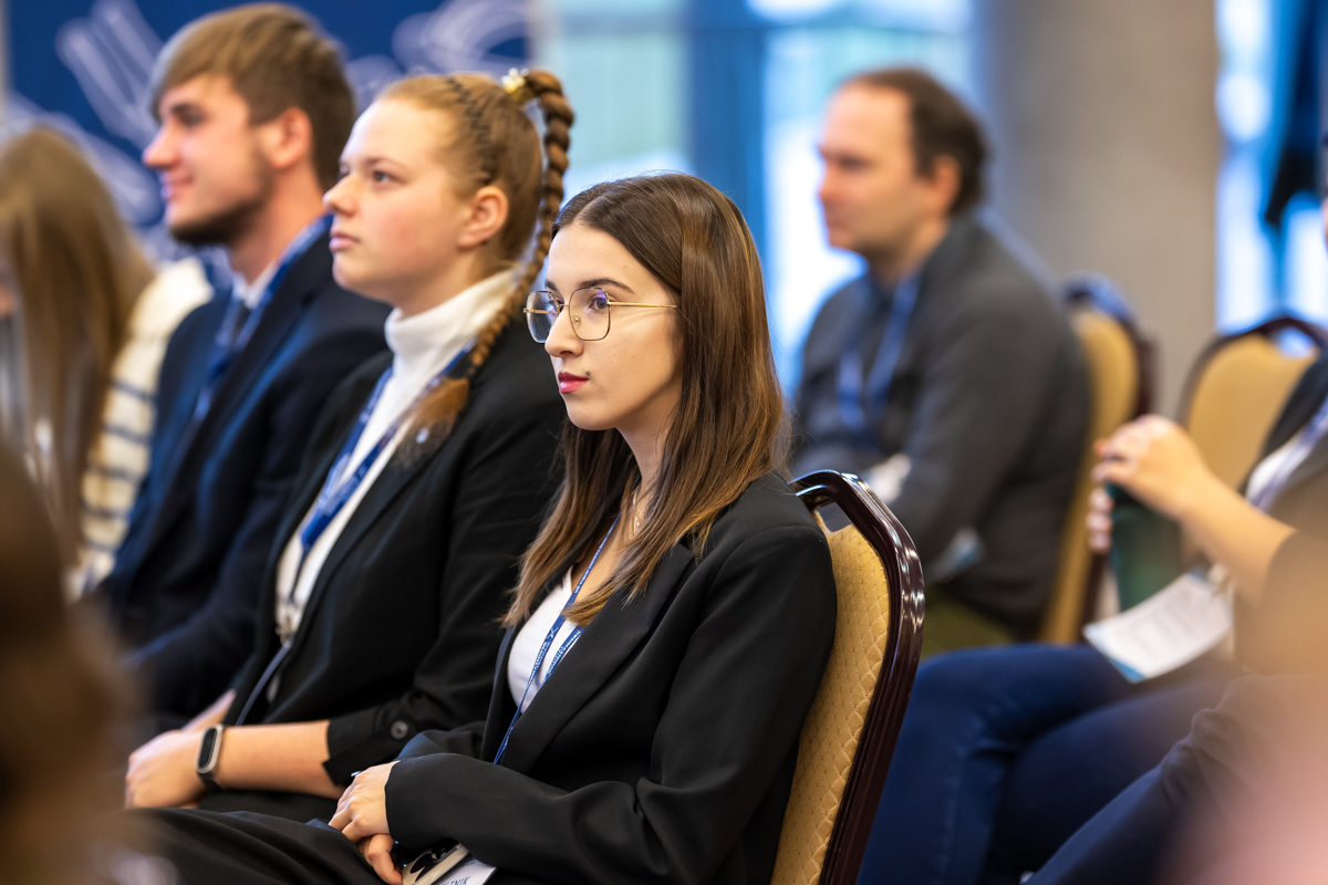 studenci słuchający wystąpień