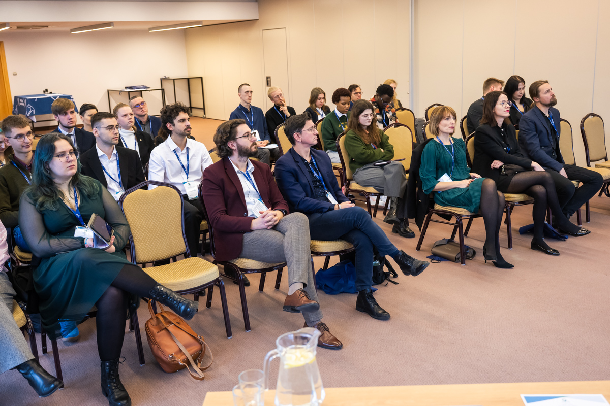 uczestnicy konferencji siedzą na krzesłach