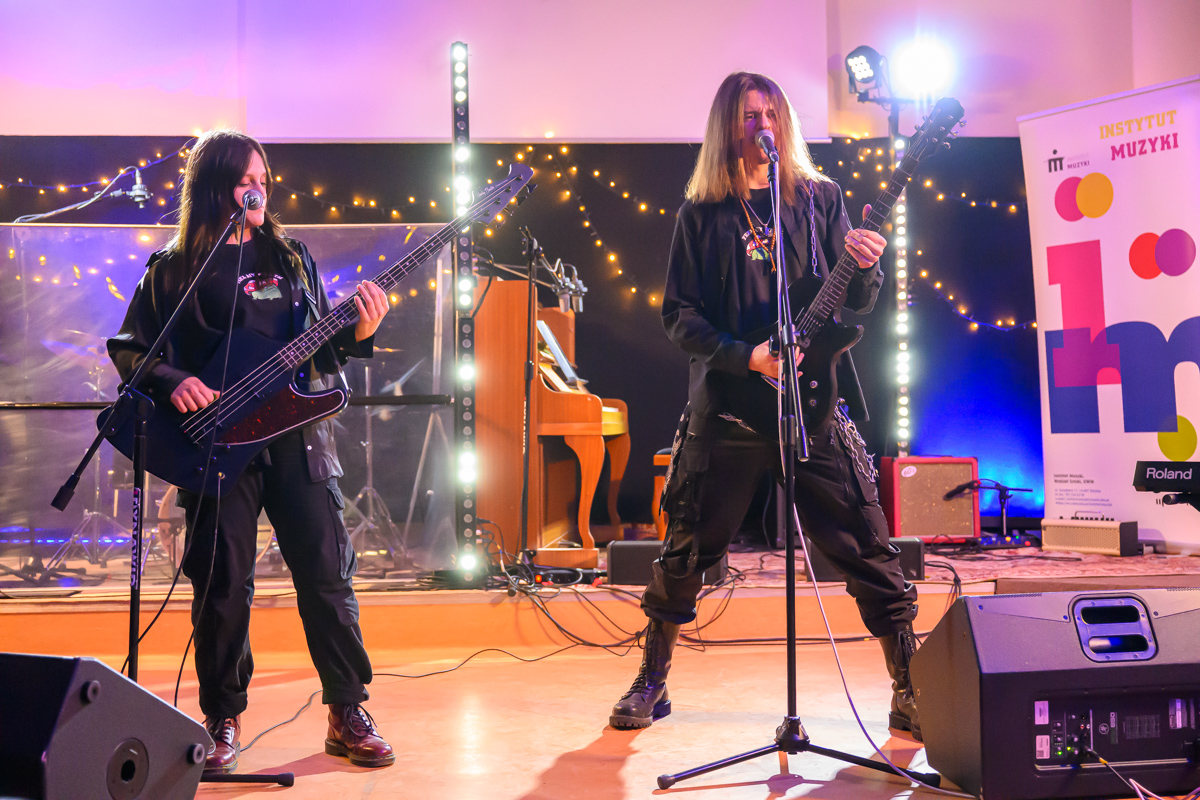 zespół heavy metalowy na scenie