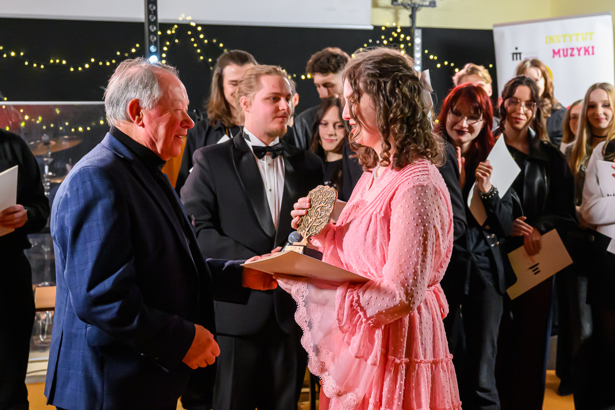 Prof. Tadeusz Niedźwiedź wręcza nagrodę Kindze Zielich