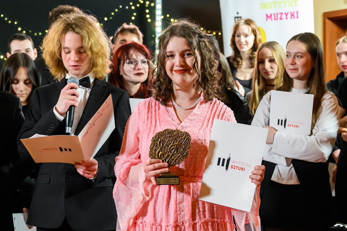 zwyciężczyni w kategorii solista stoi ze statuetką