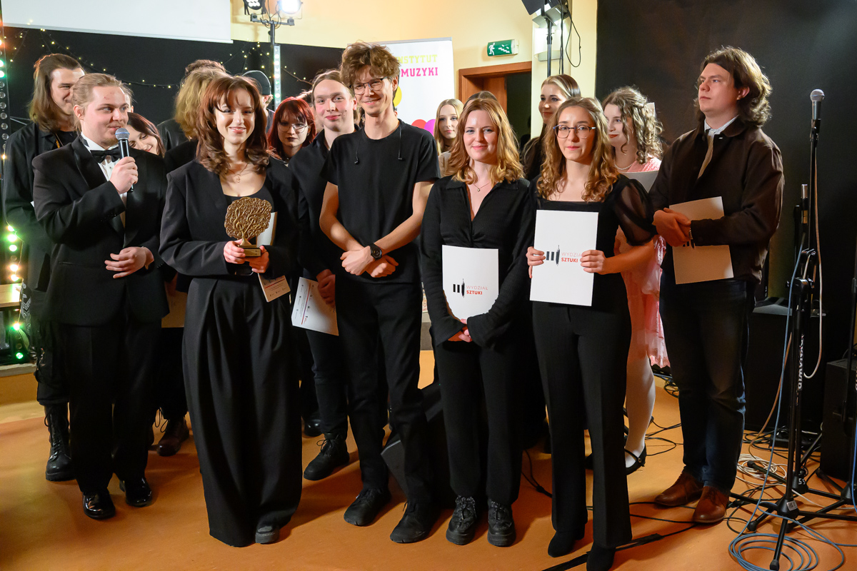 studenci z dyplomami, który zdobyli nagrodę w kategorii zespół