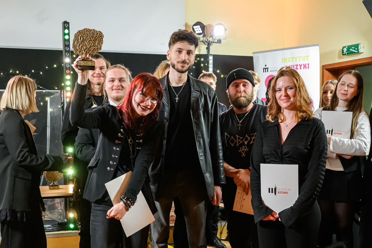 Zespół „Ludzie z Rocku z nagrodą publiczności pozują na scenie