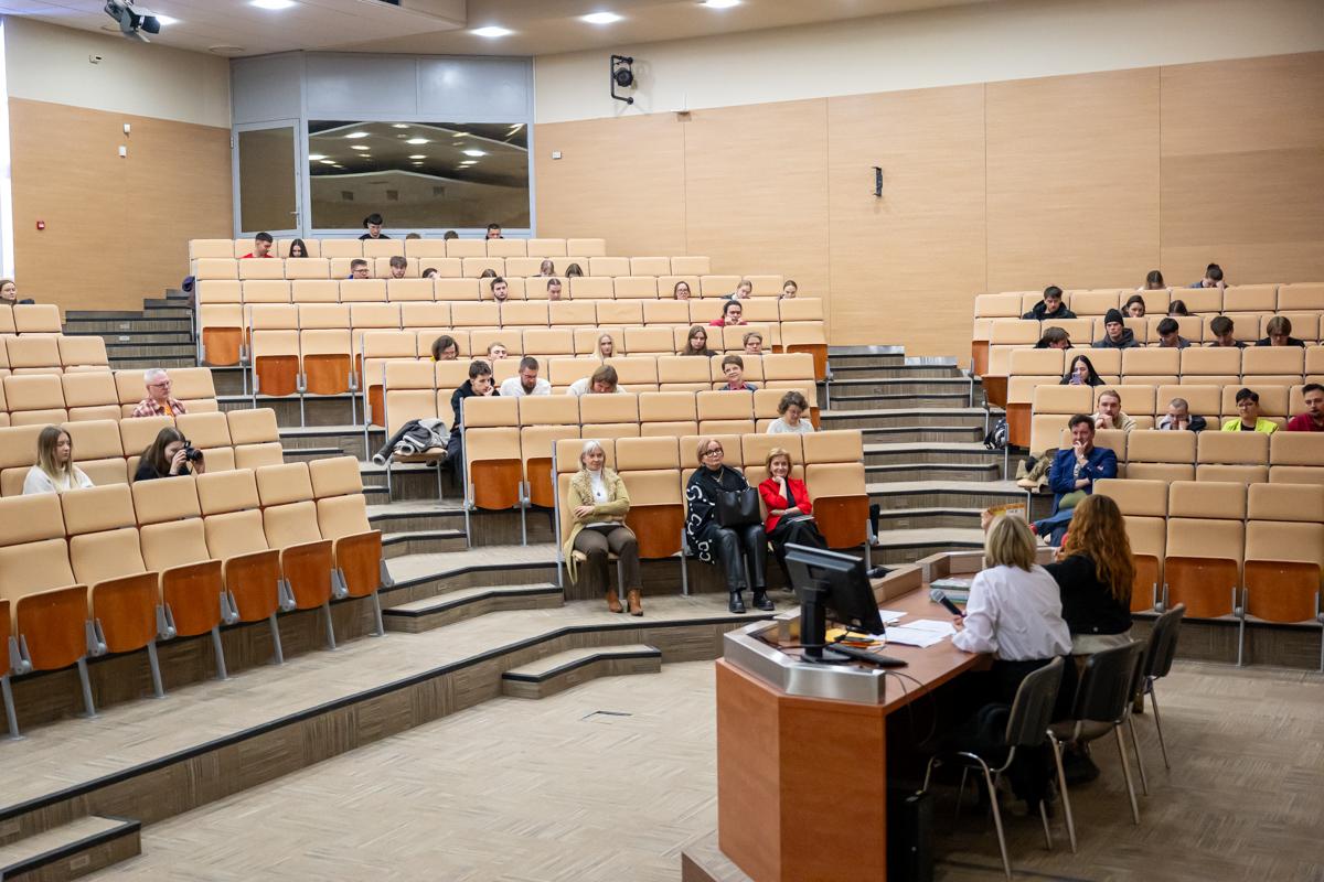 Uczestnicy spotkania z Katarzyną Enerlich siedzą w Auli Dietrichów