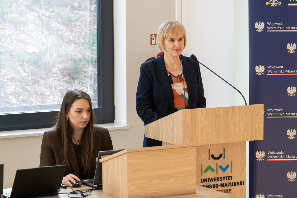 Prof. Krystyna Szczechowicz, dziekan Wydziału Prawa i Administracji otwiera konferencję