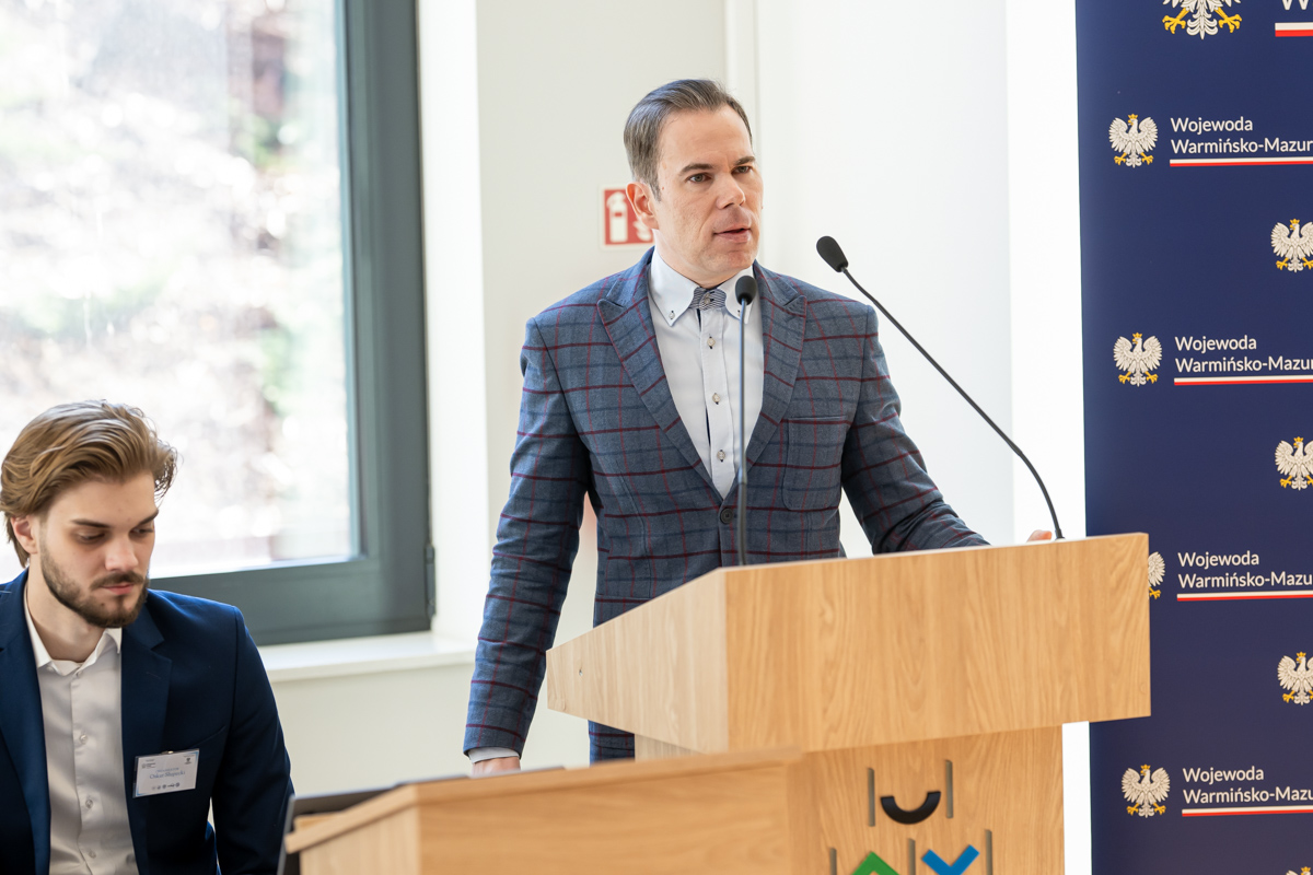 mgr Szymon Buczyński, organizator konferencji, wygłasza swój referat
