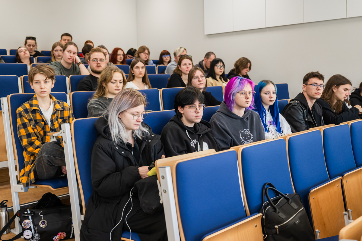 studenci słuchający wystąpień