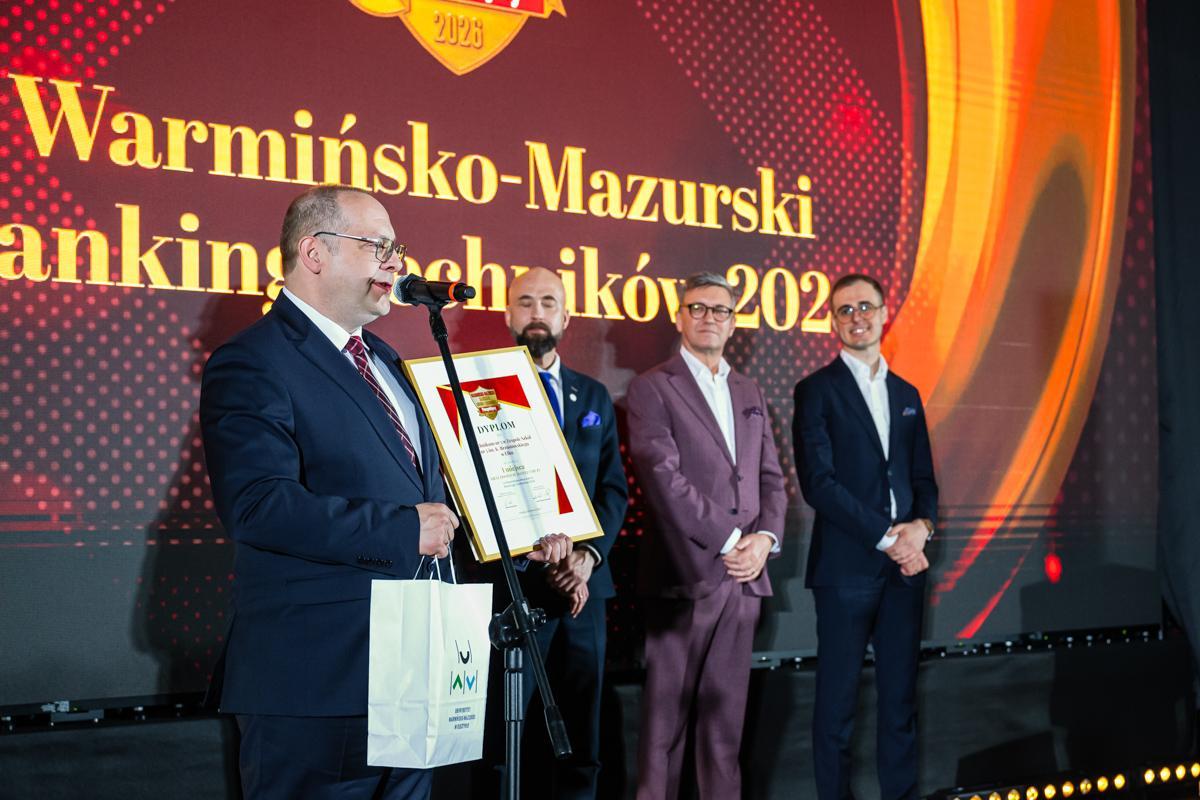 Przedstawiciel nagrodzonej szkoły przemawia na scenie