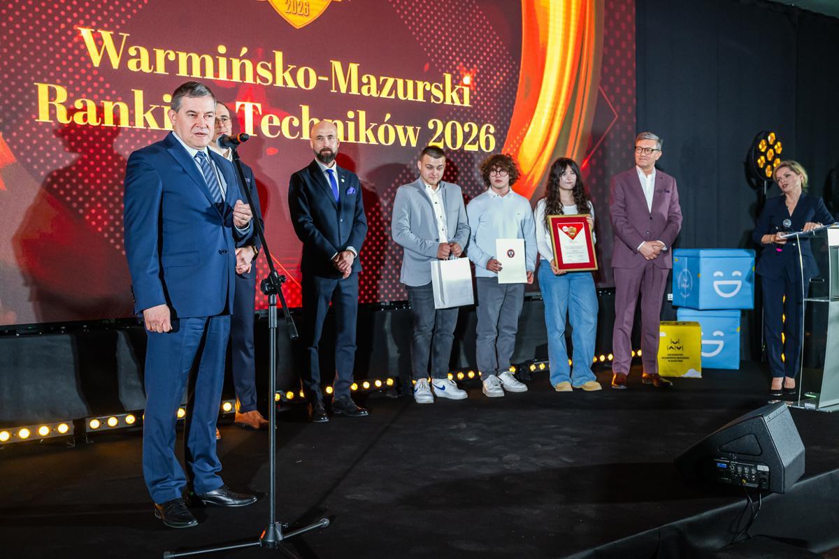 Przedstawiciele nagrodzonej szkoły odbierają nagrodę