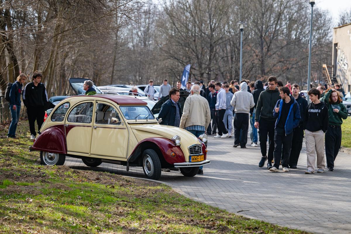 Zlot samochodów przed budynkiem WNT