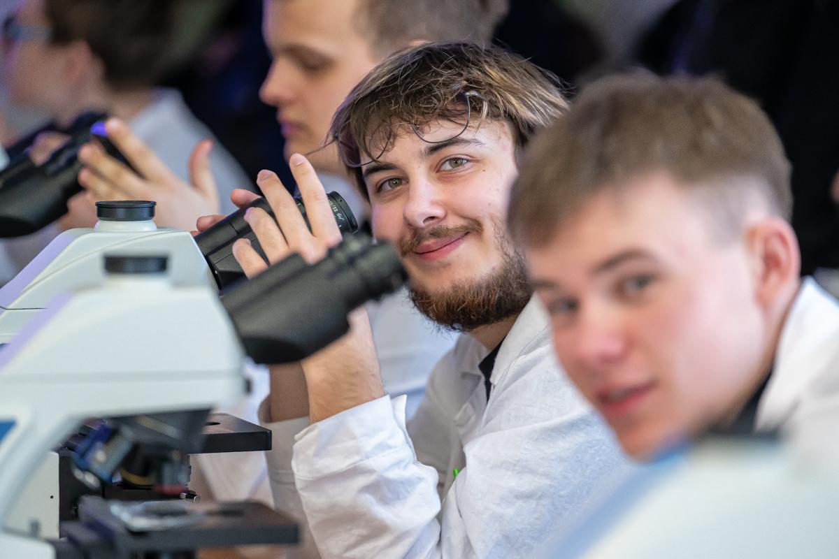 Uczniowie podczas warsztatów w laboratorium UWM