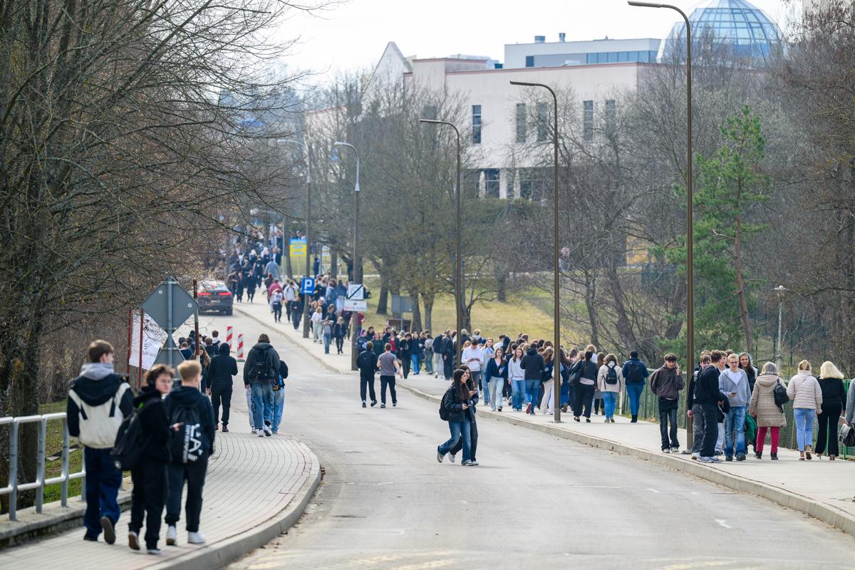 Kortowo - uczestnicy Dnia Otwartego UWM w drodze do biblioteki
