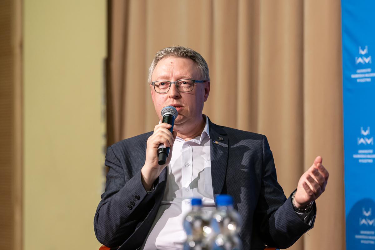 Dr hab. Andrzej Korytko, prof. UWM z mikrofonem