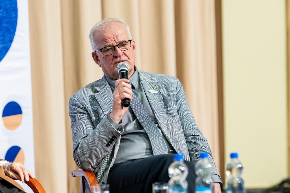 Prof. Krzysztof Mikulski w auli teatralnej UWM