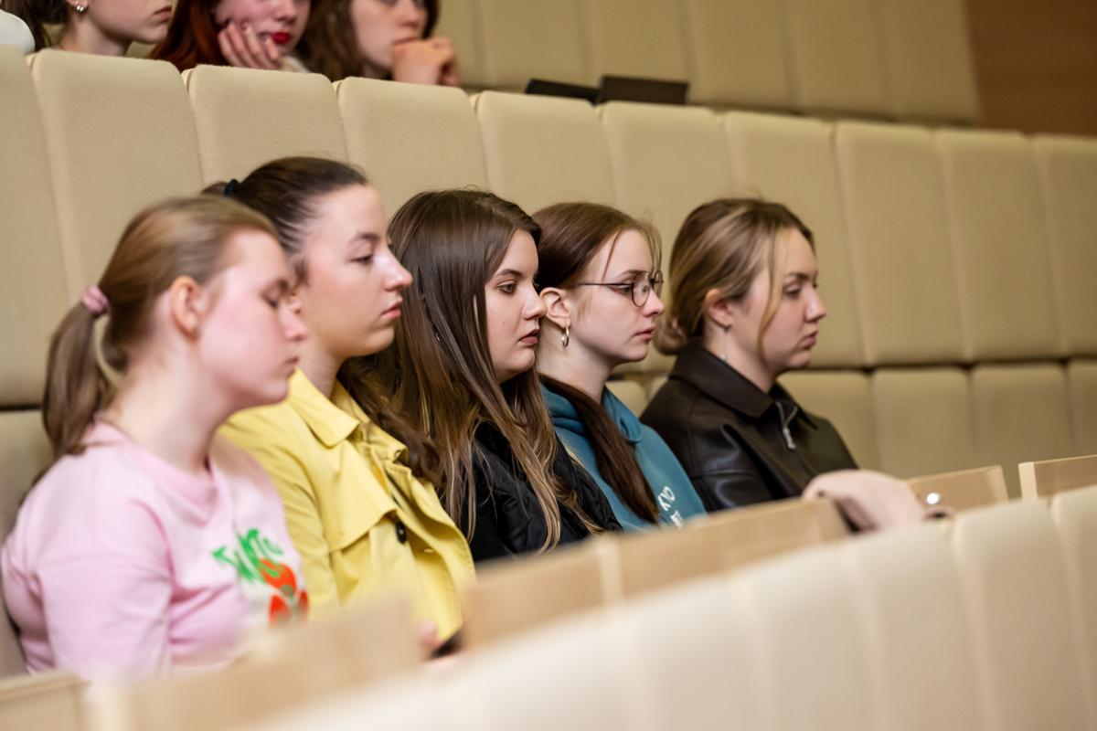 Uczestnicy spotkania poświęconego Mikołajowi Kopernikowi