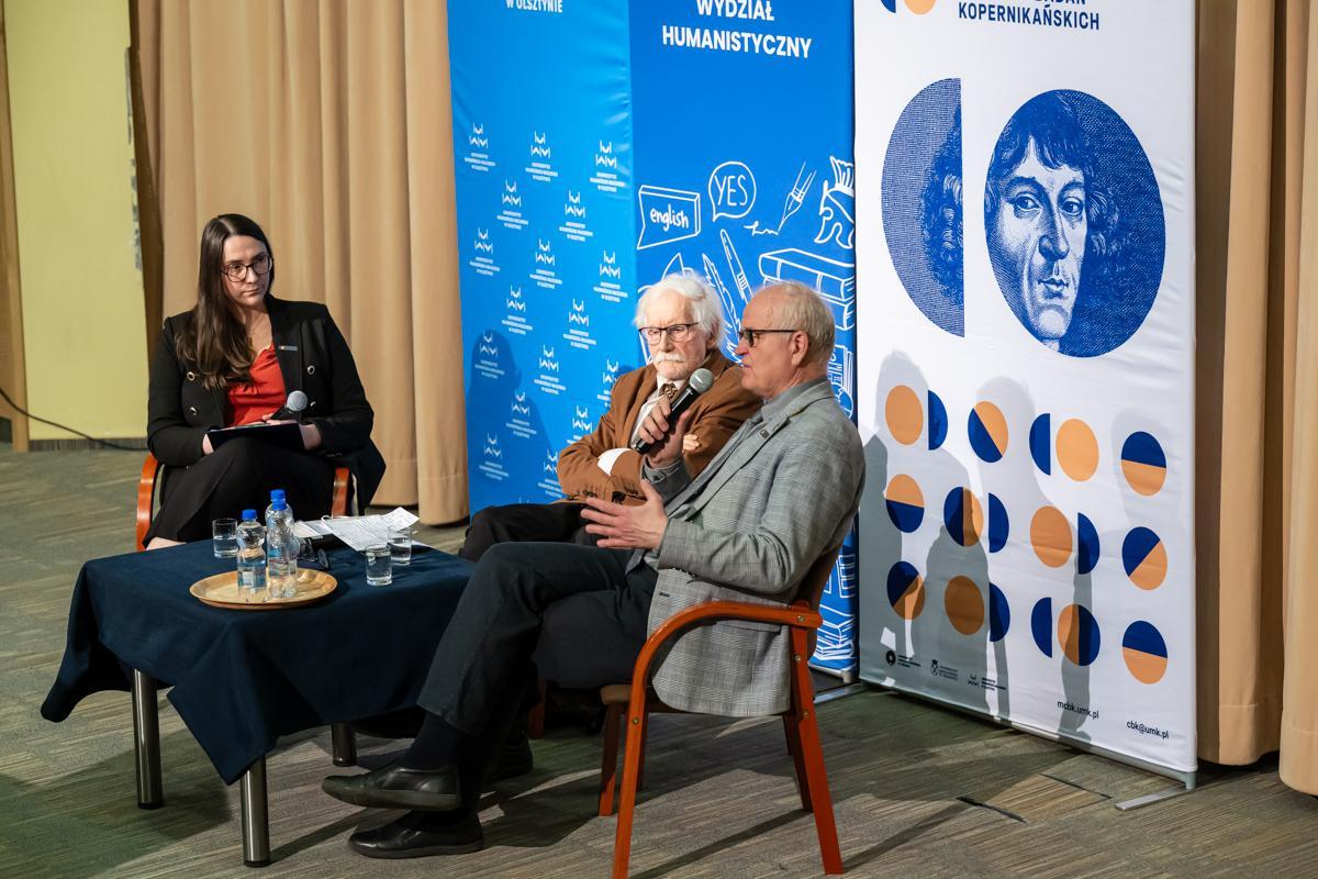 Uczestnicy debaty kopernikańskiej, prof. Mikulski trzyma mikrofon, obok siedzi dr Sikorski, a dalej prowadząca spotkanie