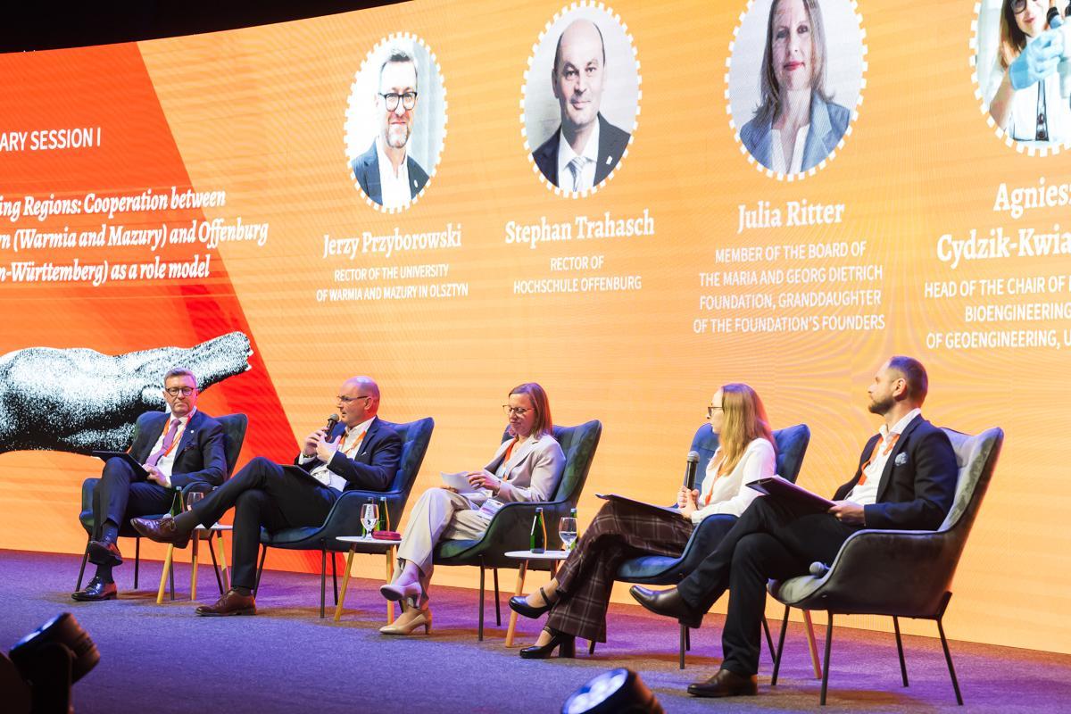 Pierwsza coroczna konferencja sojuszu ChallengeEU pod hasłem „Bridging Regions – Connecting Universities”. Biorą w nim udział przedstawiciele wszystkich uczelni tworzących konsorcjum, a także partnerzy z otoczenia społeczno-gospodarczego oraz reprezentanci różnych instytucji i innych sojuszy. 
