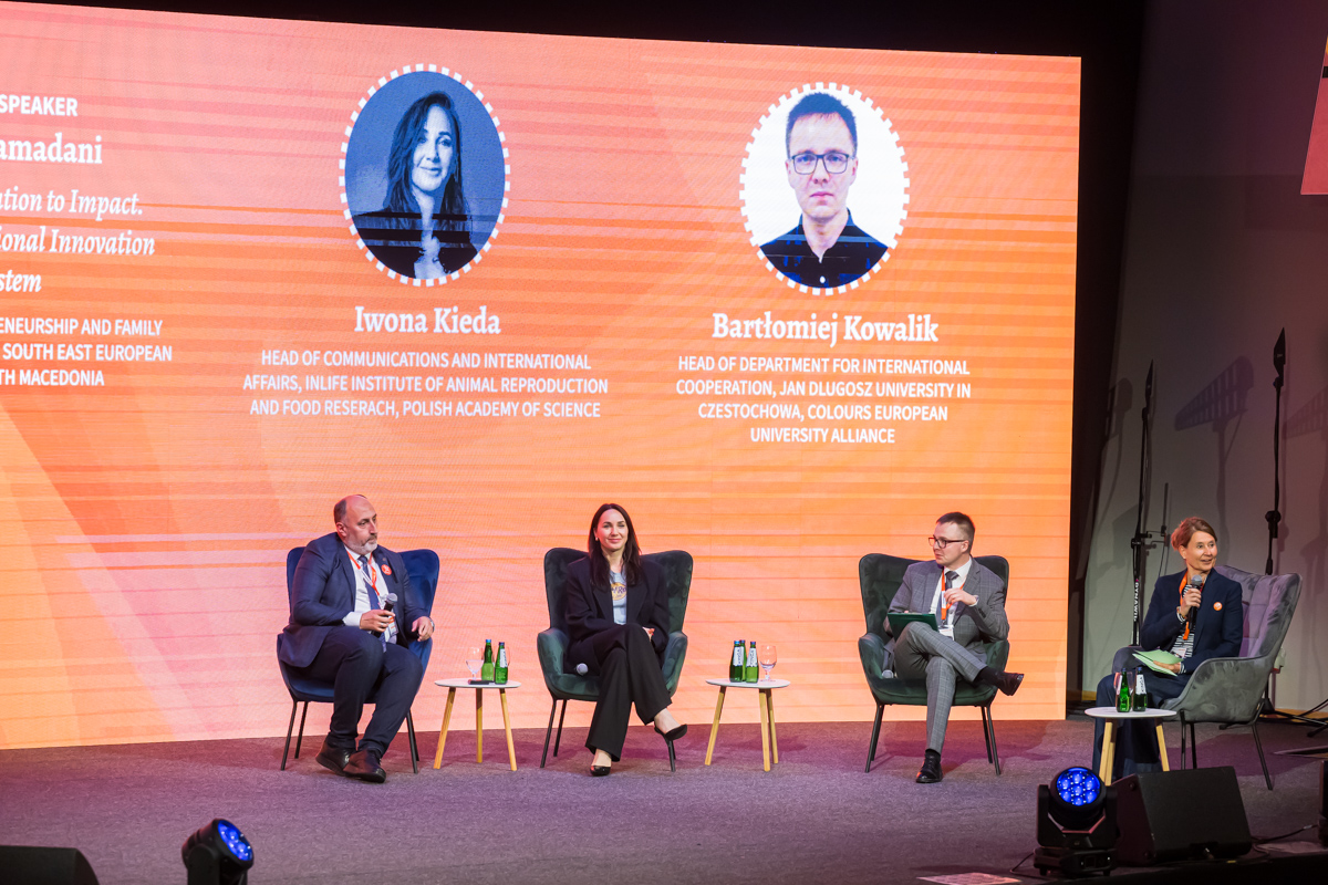 Uczestnicy panelu siedzą na scenie