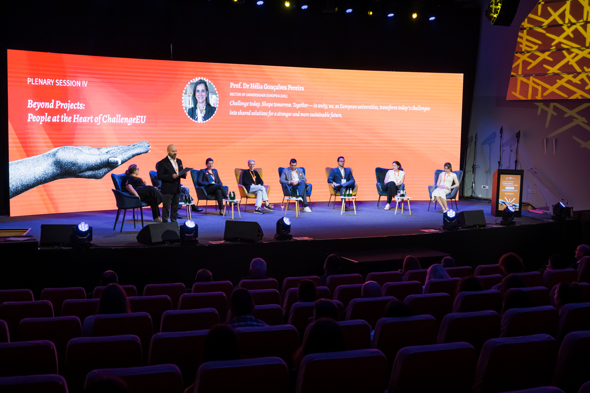 Uczestnicy panelu siedzą na scenie