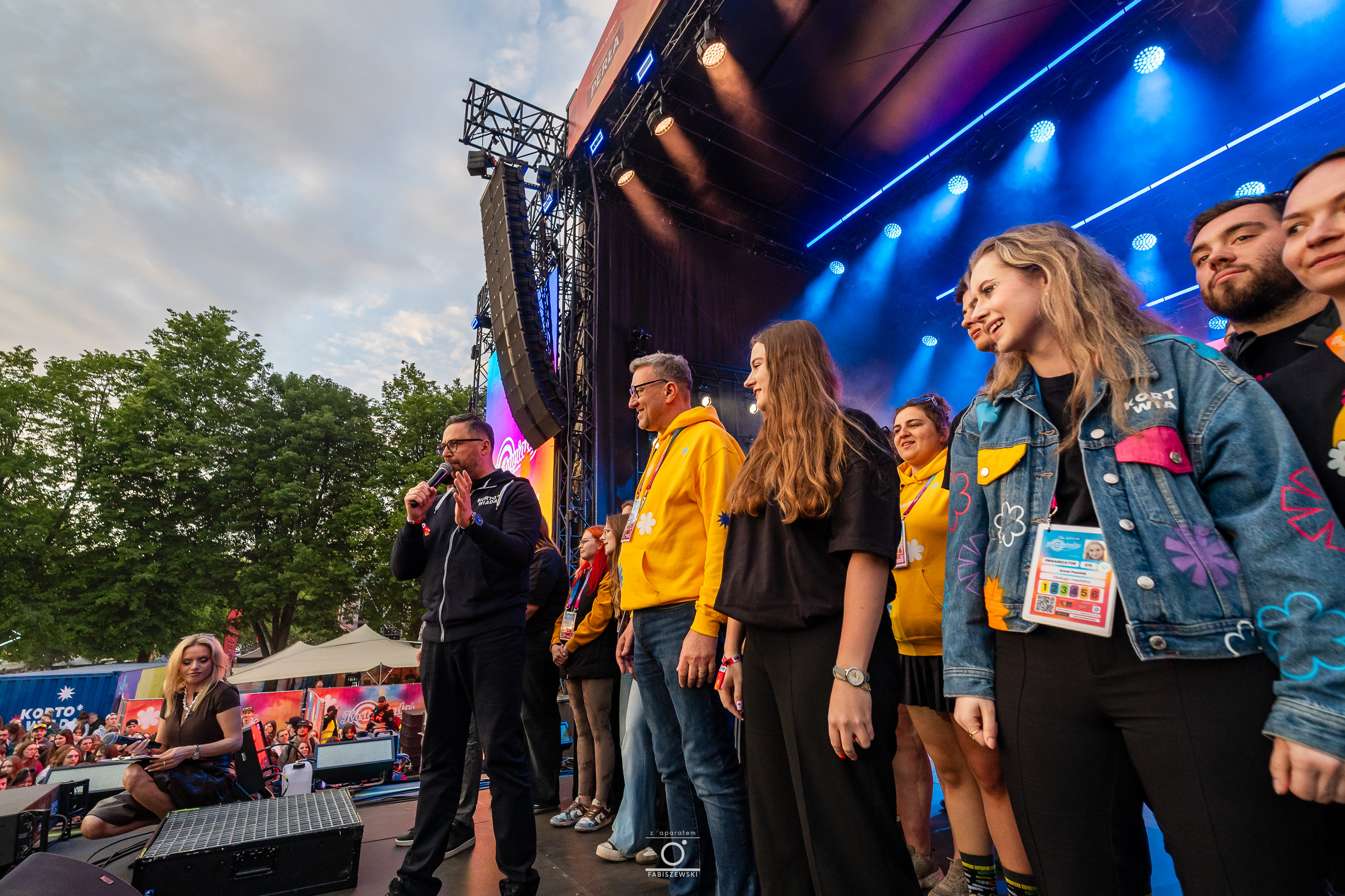 Kortowiada 2026: z mikrofonem Marcin Kulasek, obok prof. Jerzy Przyborowski i organizatorzy