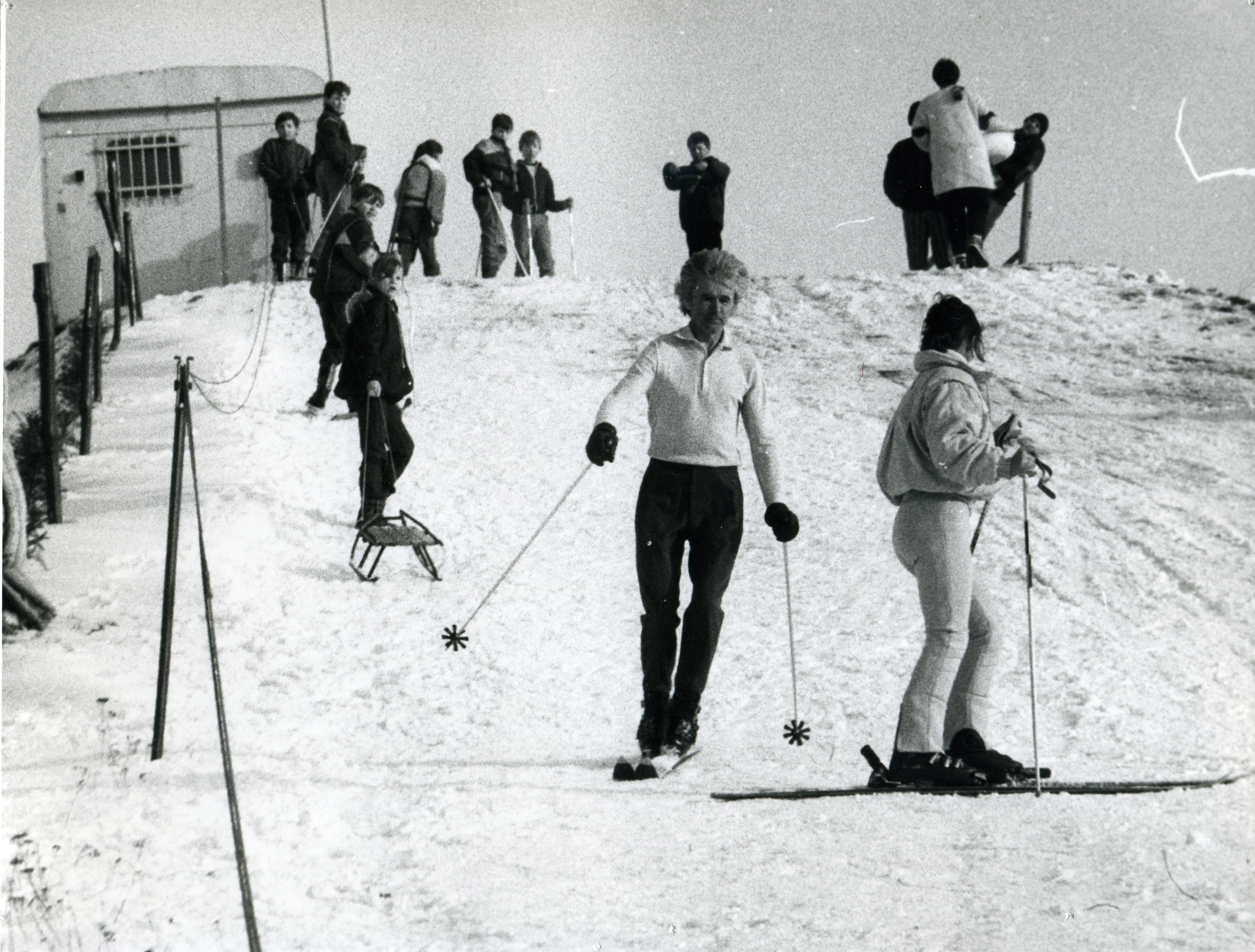 zdjęcie archiwalne, ludzie na nartach zjeżdżający z Górki Kortowskiej