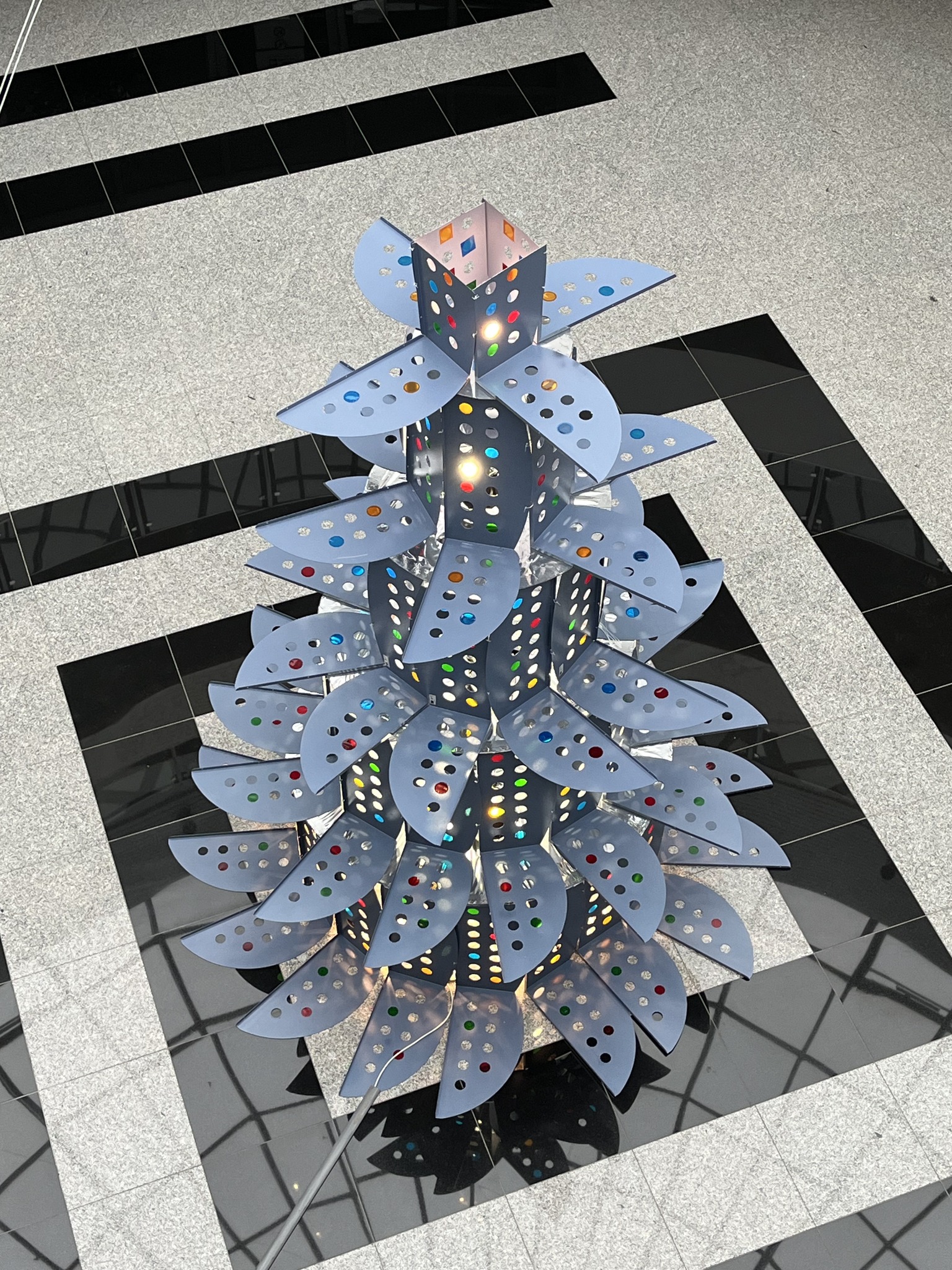 Nietypowa choinka w Bibliotece Uniwersyteckiej - widok z góry