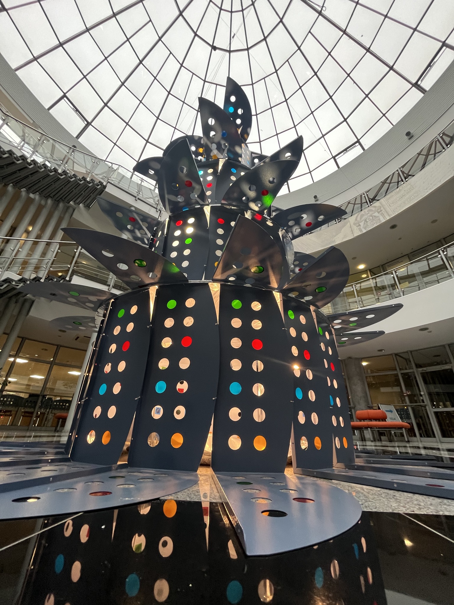 Nietypowa choinka w Bibliotece Uniwersyteckiej