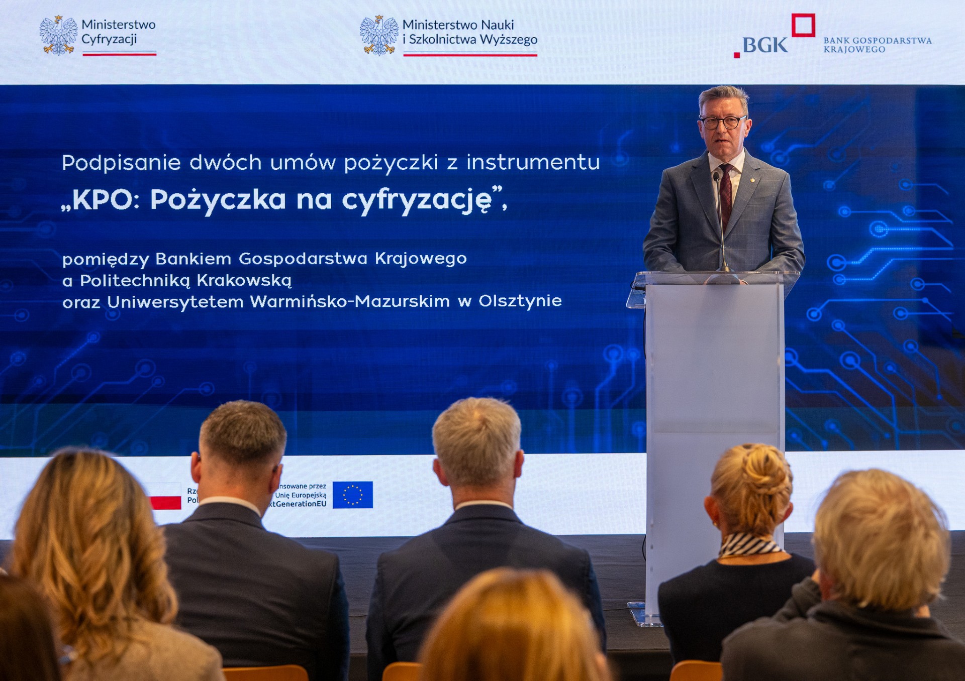 Rektor podczas podpisywania umowy