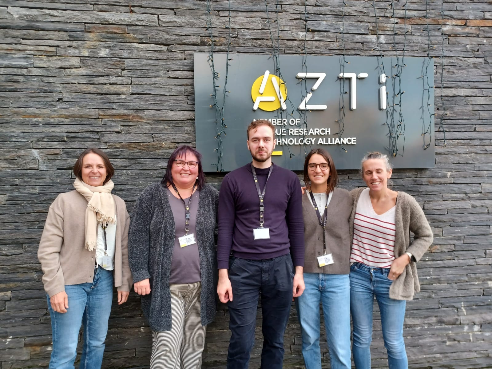 Patryk Adamski z naukowczyniami z AZTI